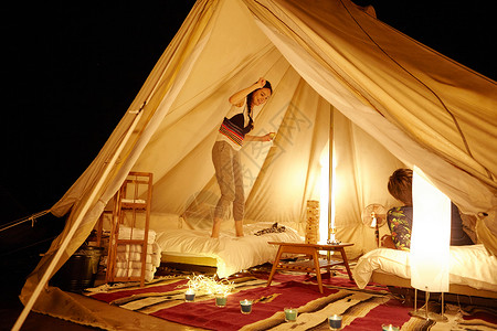 在帐篷里玩耍的情侣图片