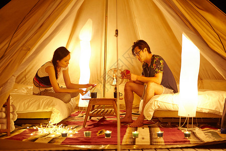 在帐篷里玩扑克的情侣图片