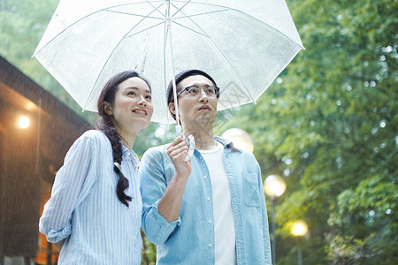 在雨中打一把伞的情侣图片