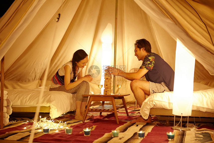 情侣夜晚一起在帐篷里玩游戏图片