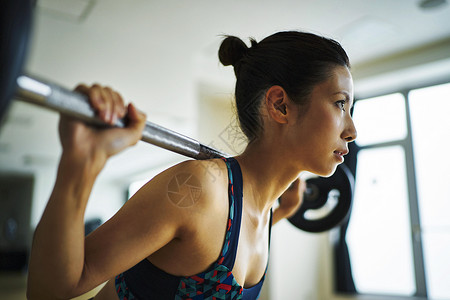  在健身房锻炼肌肉的女人图片