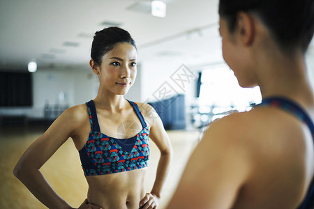  在健身房锻炼肌肉的女人图片