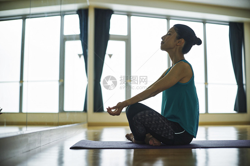  在健身房锻炼肌肉的女人图片