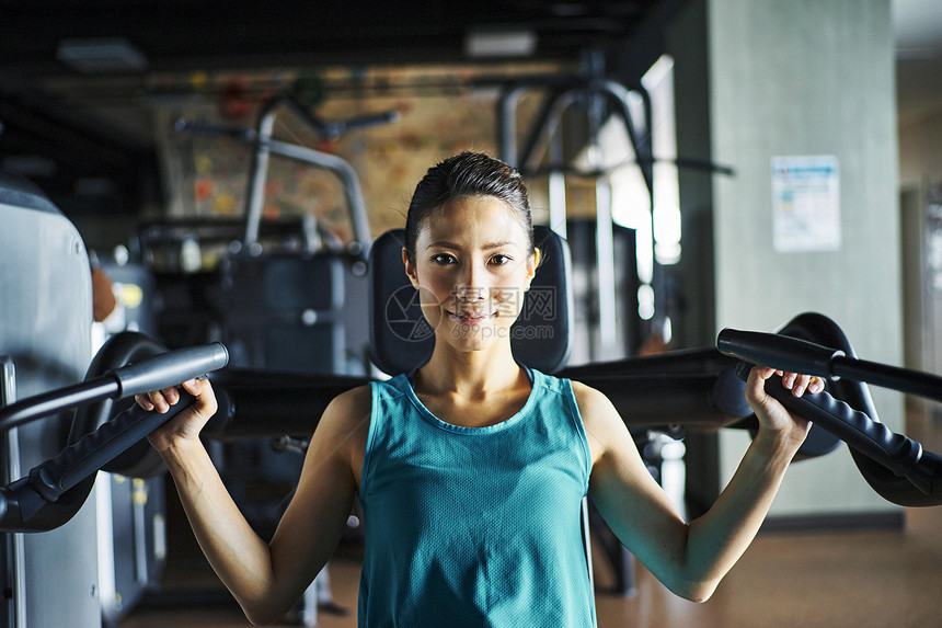 在健身房训练肌肉的女人图片
