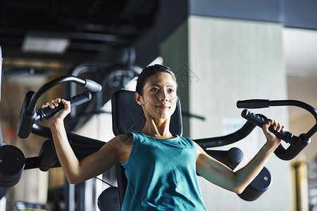 在健身房训练肌肉训练的女人图片