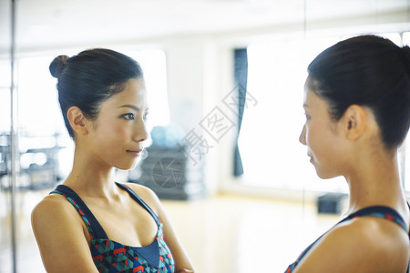 体育健身房照镜子的女人图片