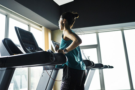 在跑步机上锻炼的女人图片