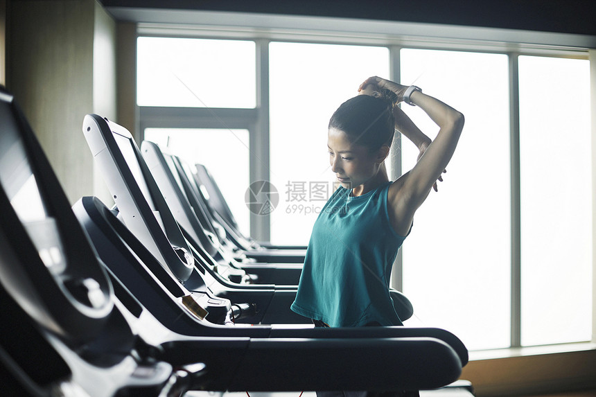  女子在健身房健身图片