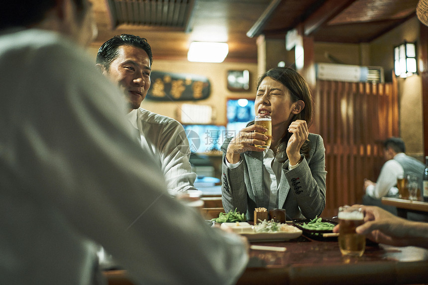 餐桌上端着酒水的女生图片