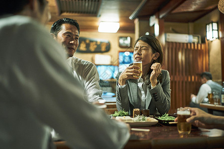 餐桌上端着酒水的女生图片