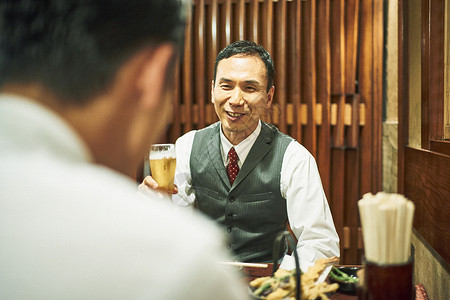 酒屋喝酒聊天的商务人士图片