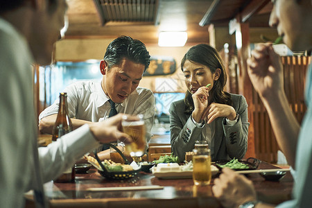 酒屋喝酒聊天的职员图片