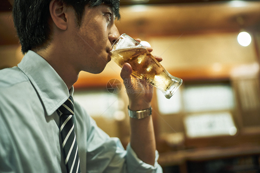 一起喝酒的职场男性图片