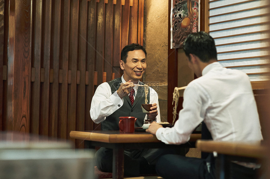 商务人士在日式餐厅吃荞麦面图片