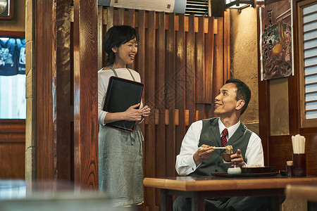 女人特惠日式餐厅常客与女店员聊天背景