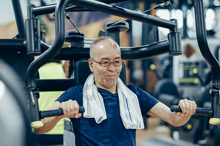 在健身房做力量手臂训练的男人图片