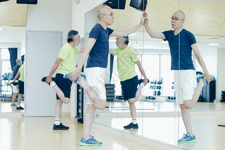 在健身房做拉伸的中年男人图片