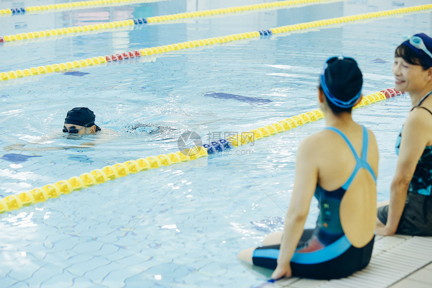 中年女人在泳池游泳健身图片
