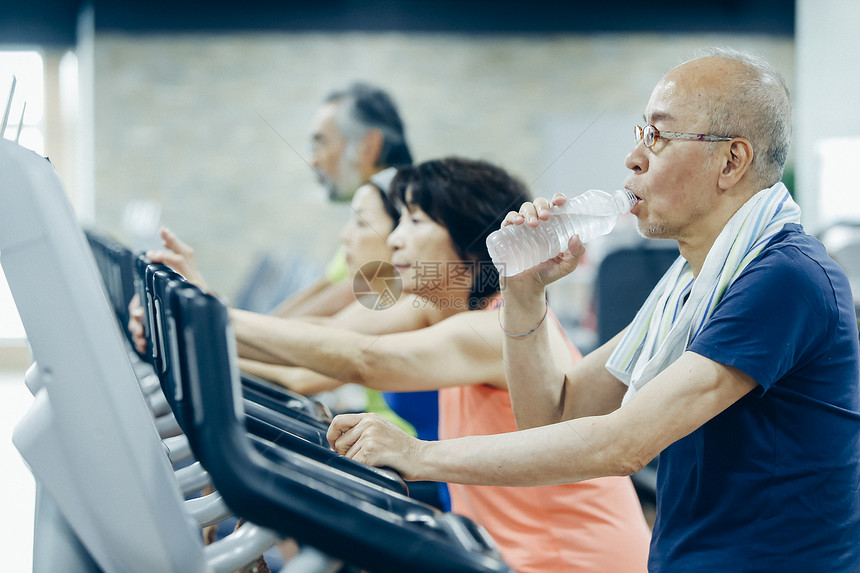 在健身房锻炼喝水的4人图片