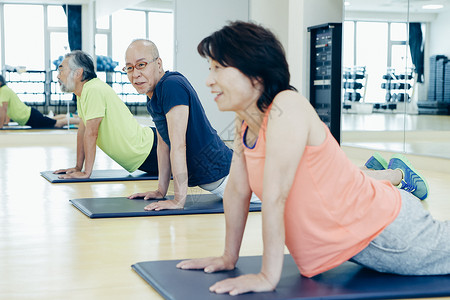 健身房运动的中老年人图片