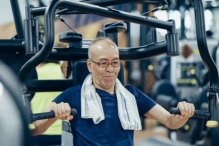 健身房器械训练的中老年人图片