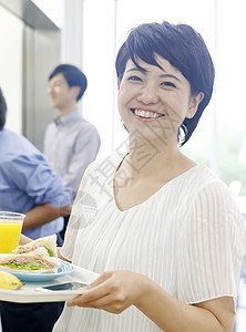 员工食堂自助取餐的职场人士图片