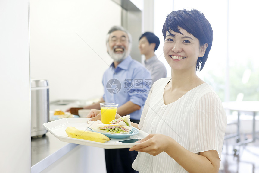 员工食堂自助取餐的职场人士图片