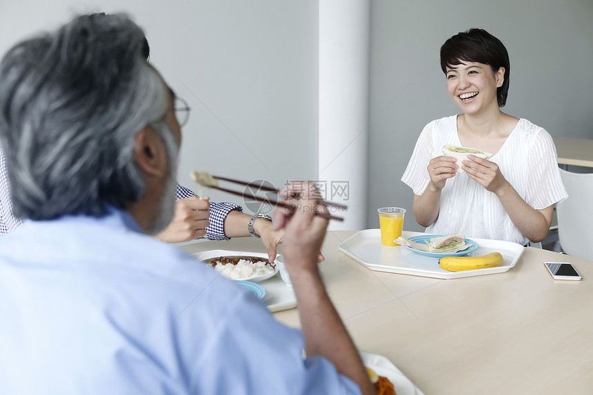 员工正在食堂里吃饭图片