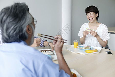 员工正在食堂里吃饭图片