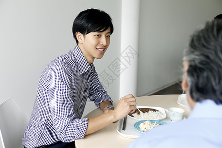 男员工正在食堂里吃饭图片