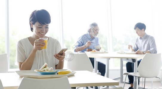 女职员正在食堂里喝饮料图片