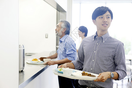 员工食堂自助取餐的职场人士图片