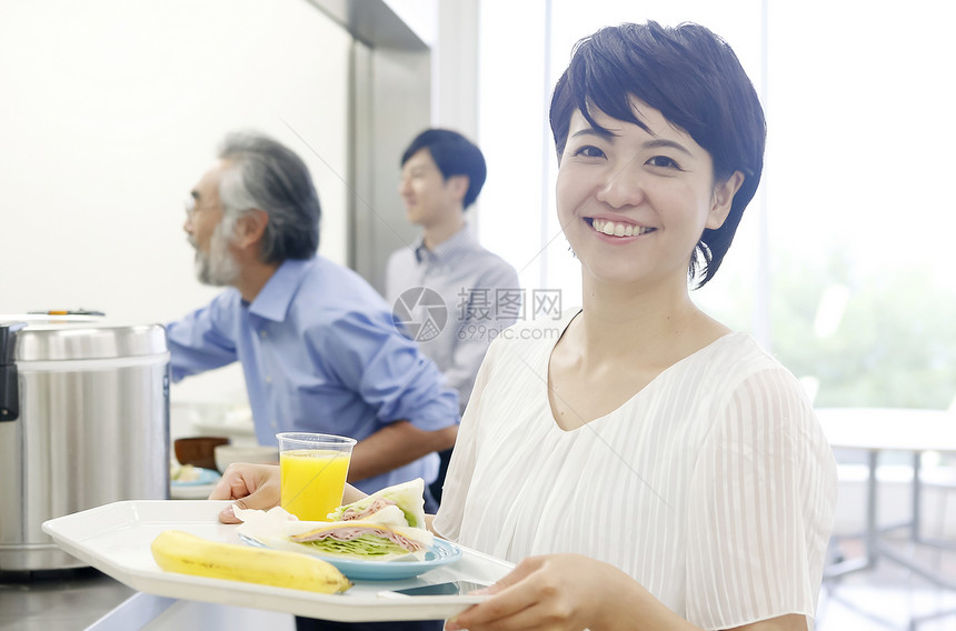 员工食堂自助取餐的职场人士图片