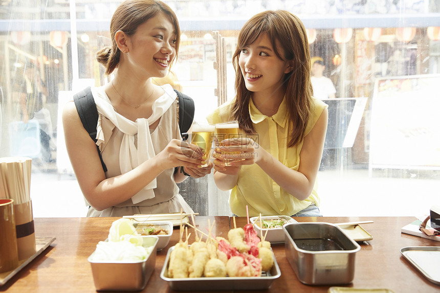 两名女性朋友在大阪吃美食图片