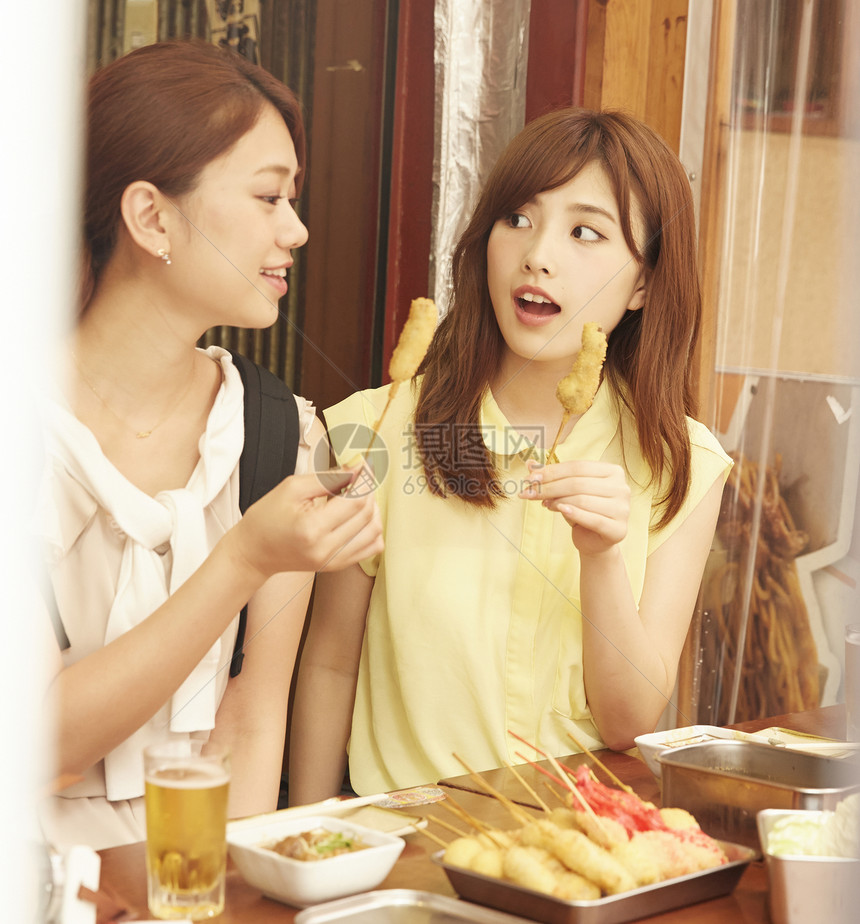 闺蜜在大阪街头吃美食图片