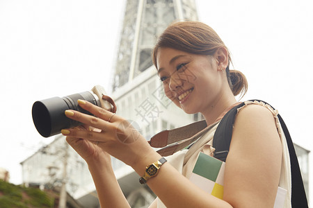 闺蜜在大阪市中心拿着相机观光图片