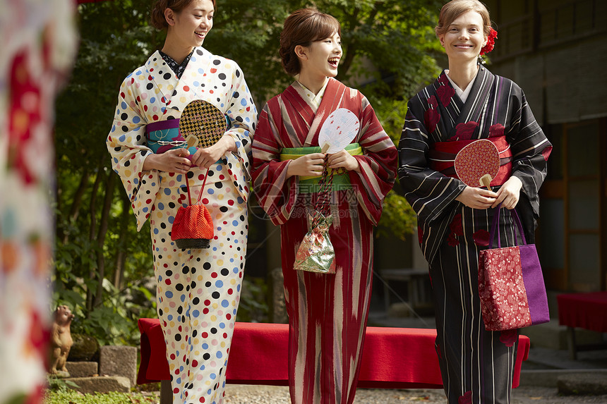 身穿和服的日本女性图片
