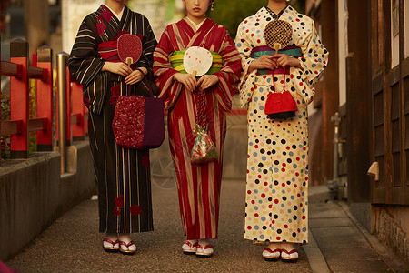 三个穿着和服的女性图片