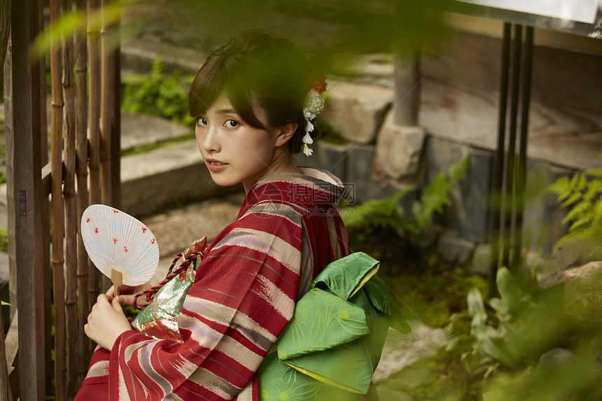 穿日式和服的女性肖像图片
