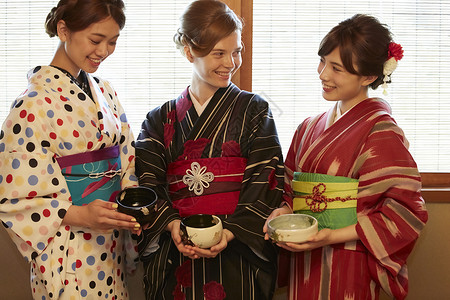 外国妇女和日本妇女在古都制作抹茶图片