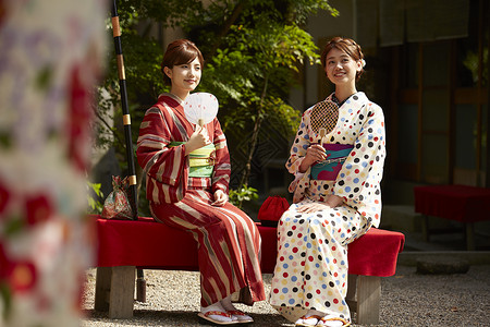 穿日式和服聊天的女性肖像图片