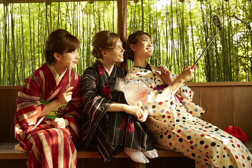 在古都度假景点旅行的外国妇女和日本妇女自拍合照图片