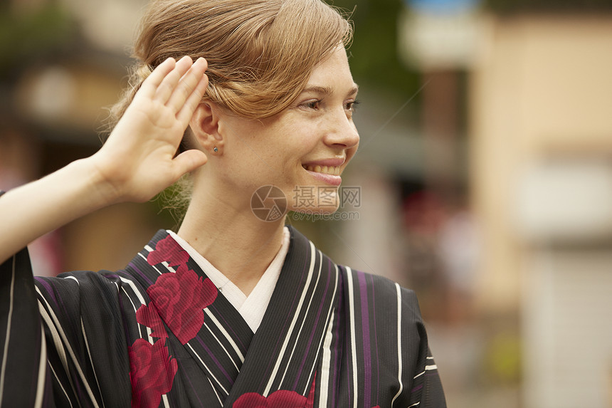 一位穿和服的外国女子观光古都图片