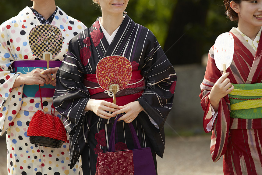 在古都度假景点旅行的外国妇女和日本妇女图片