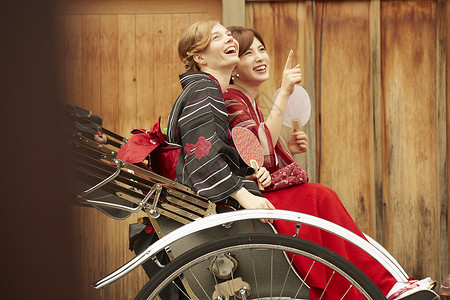 坐在三轮车上的日本女性图片