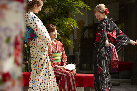 身穿和服的日本女性图片