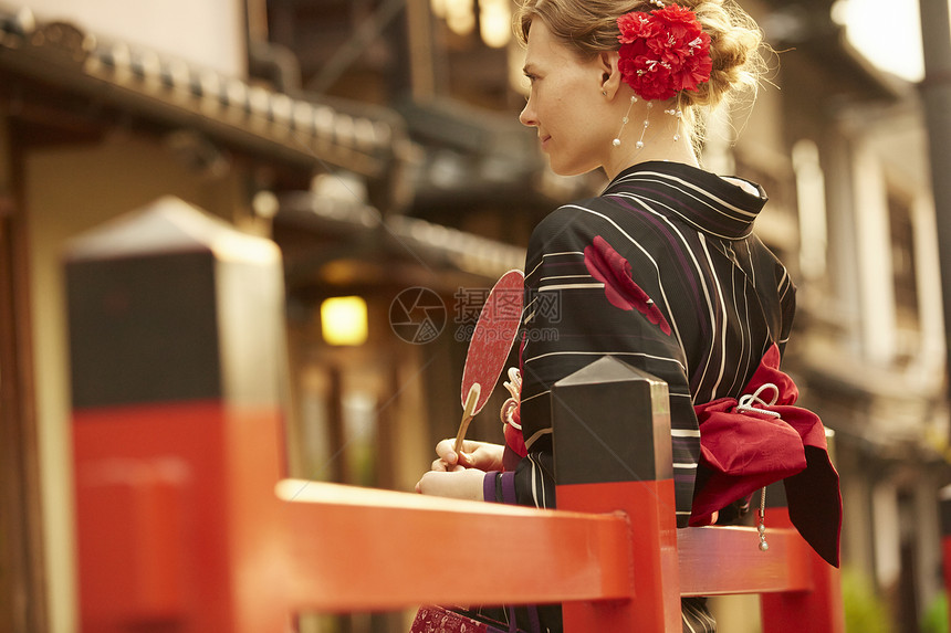 日本街头身穿和服的外国女性图片