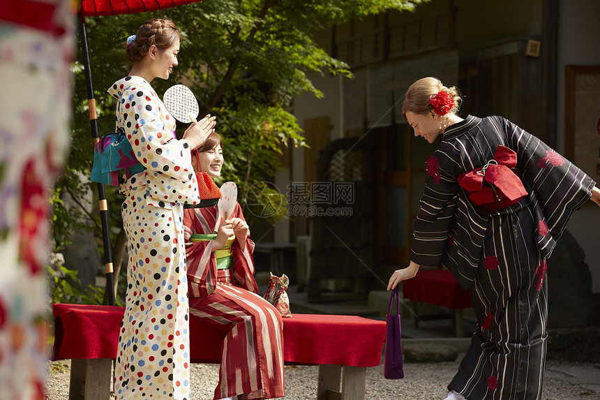 假期日本街头的妇女图片