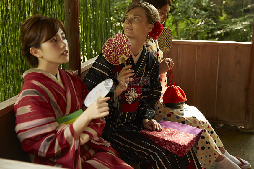 外国妇女在古都和日本妇女旅行图片