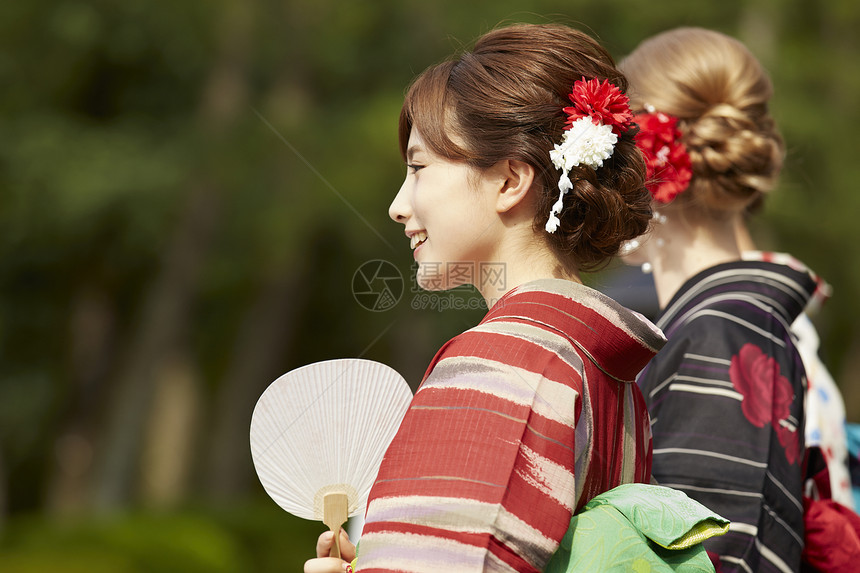 妇女乘坐人力车观光古都图片